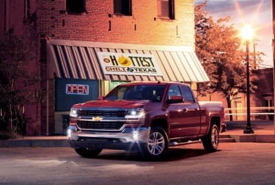 2016-Chevrolet-Silverado-LT-at-Restaurant-005