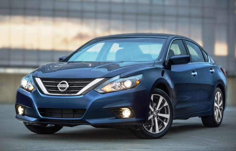 2016_Nissan_Altima_02