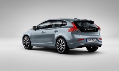 175956_Volvo_V40_T4_Momentum_Studio_3_4_Rear