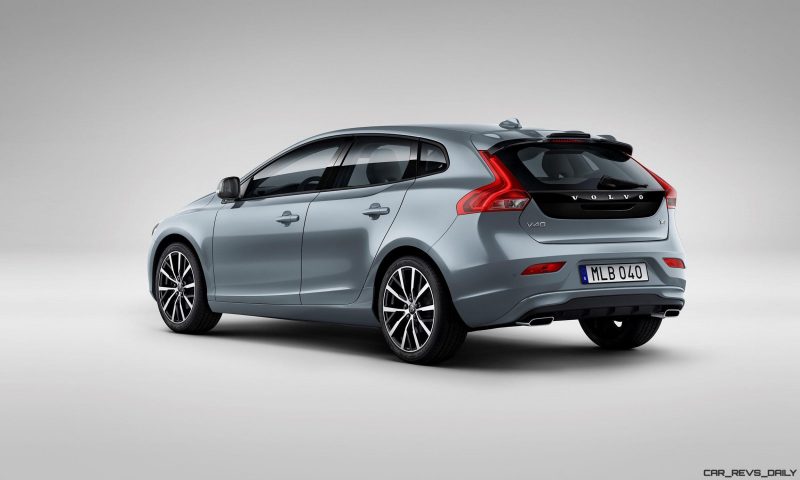 175956_Volvo_V40_T4_Momentum_Studio_3_4_Rear