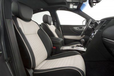 2017_Infiniti_QX70_Limited_interior_01