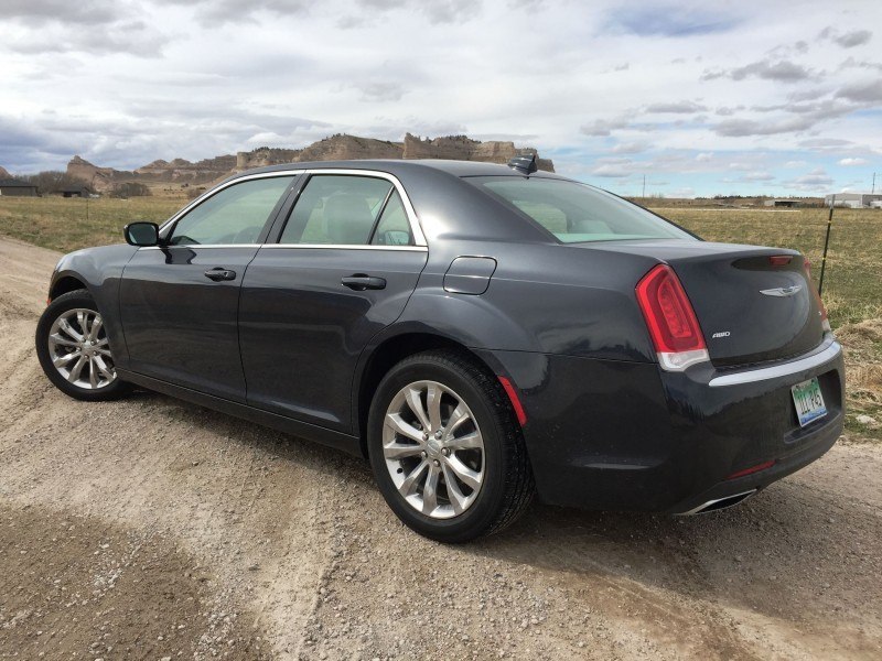 2016 Chrysler 300 Limited 1