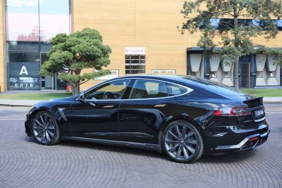 LARTE Design TESLA Model S P85D Elizabeta 15