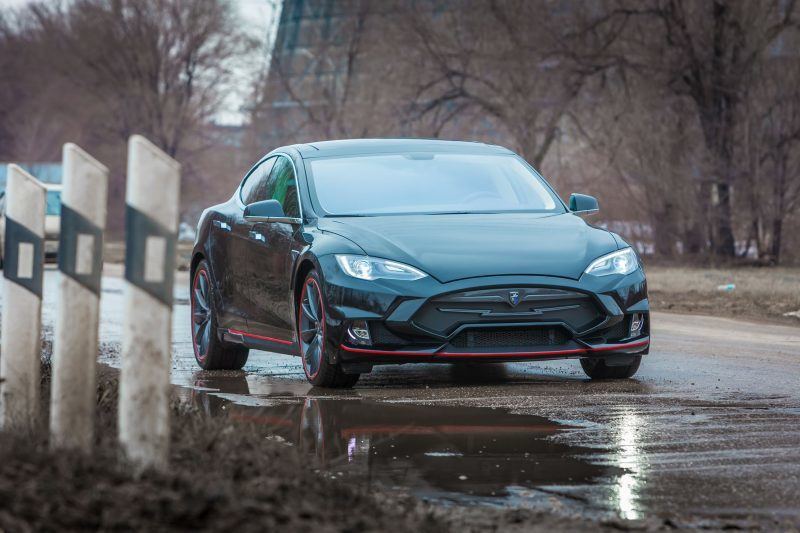 LARTE Design TESLA Model S P85D Elizabeta Redline 43